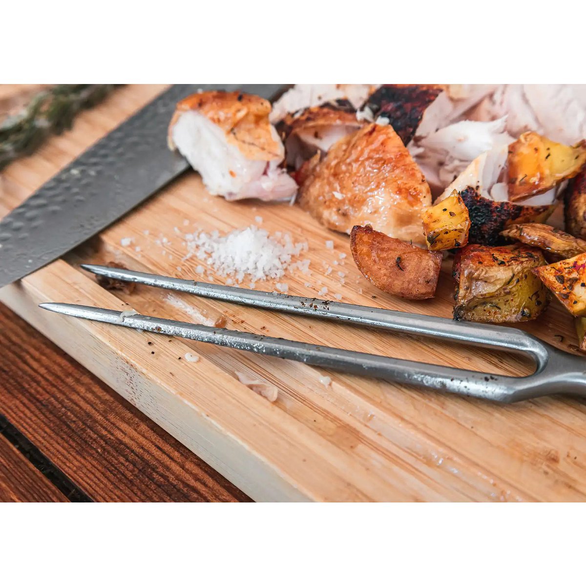 Kotai BBQ Set Deluxe – Koksmes, Vleesvork, Aanzetstaal & Snijplank - Geleverd in een Luxe bamboe geschenkverpakking