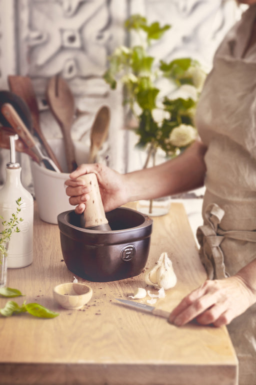 Emile Henry Vijzel en stamper - 0.9Ltr - Truffe