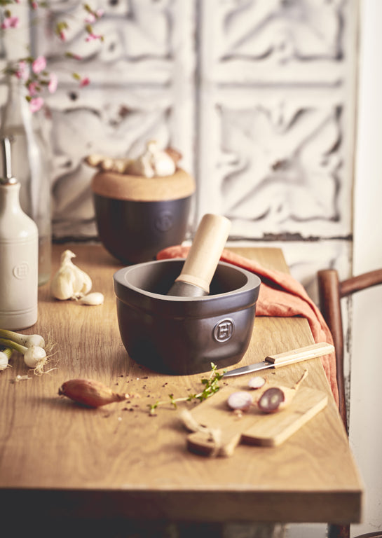 Emile Henry Vijzel en stamper - 0.9Ltr - Truffe