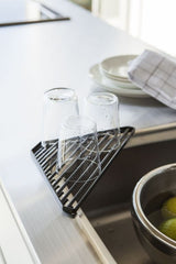 Yamazaki Tower Gootsteen afdruiprek driehoek - Zwart