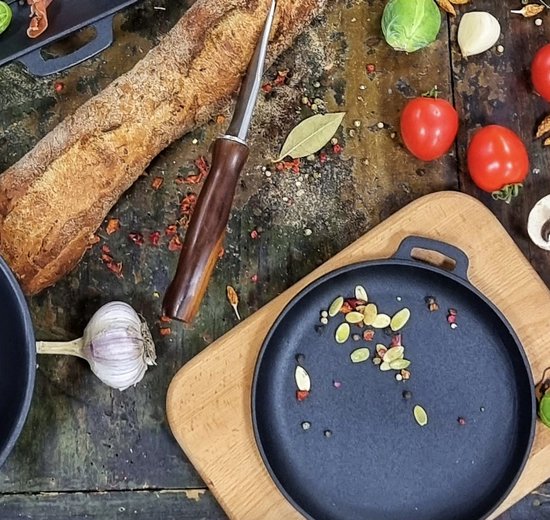 Maysternya Gietijzeren Serveerpan op houten plank - Ø 18 x 2.5 cm