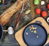 Maysternya Gietijzeren Serveerpan op houten plank - Ø 18 x 2.5 cm